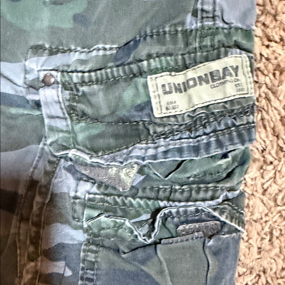 Unionbay Men’s Green Camo Cargo Shorts Size 36 - Picture 2 of 4